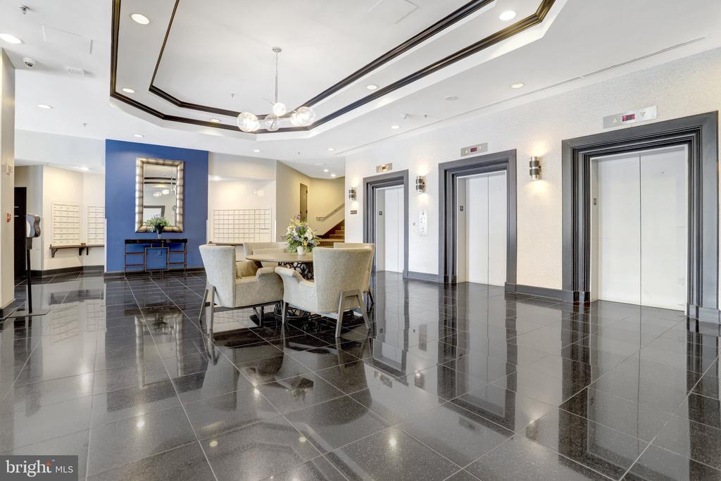 1001 N RANDOLPH STREET Unit: 302