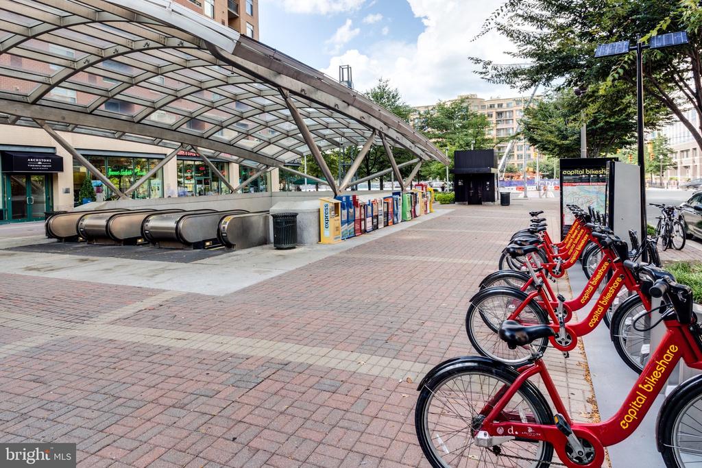 1001 N RANDOLPH STREET Unit: 302
