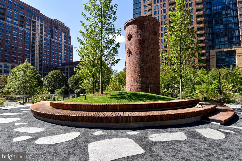 1300 S ARLINGTON RIDGE ROAD Unit: 204
