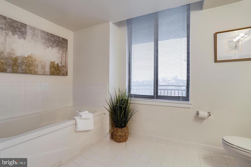 2220 FAIRFAX DRIVE N Unit: 803