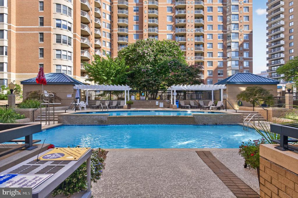 3830 9TH STREET N Unit: 207W