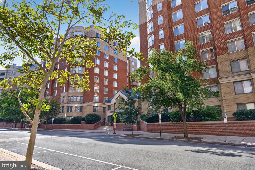3830 9TH STREET N Unit: 207W