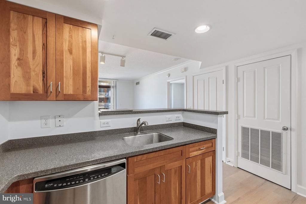 1205 N GARFIELD STREET Unit: 911