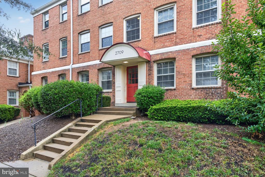 2709 ARLINGTON BOULEVARD Unit: 302