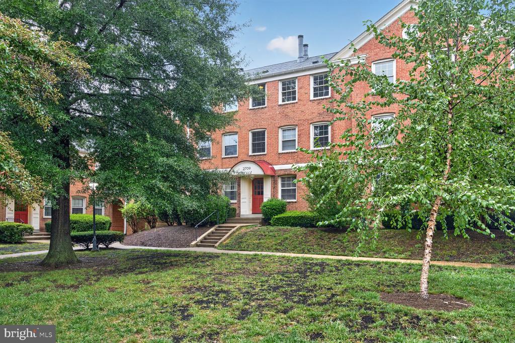 2709 ARLINGTON BOULEVARD Unit: 302