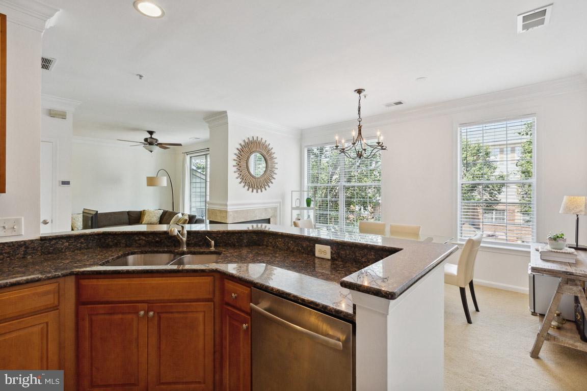 1724 Kingsgate COURT Unit: 301
