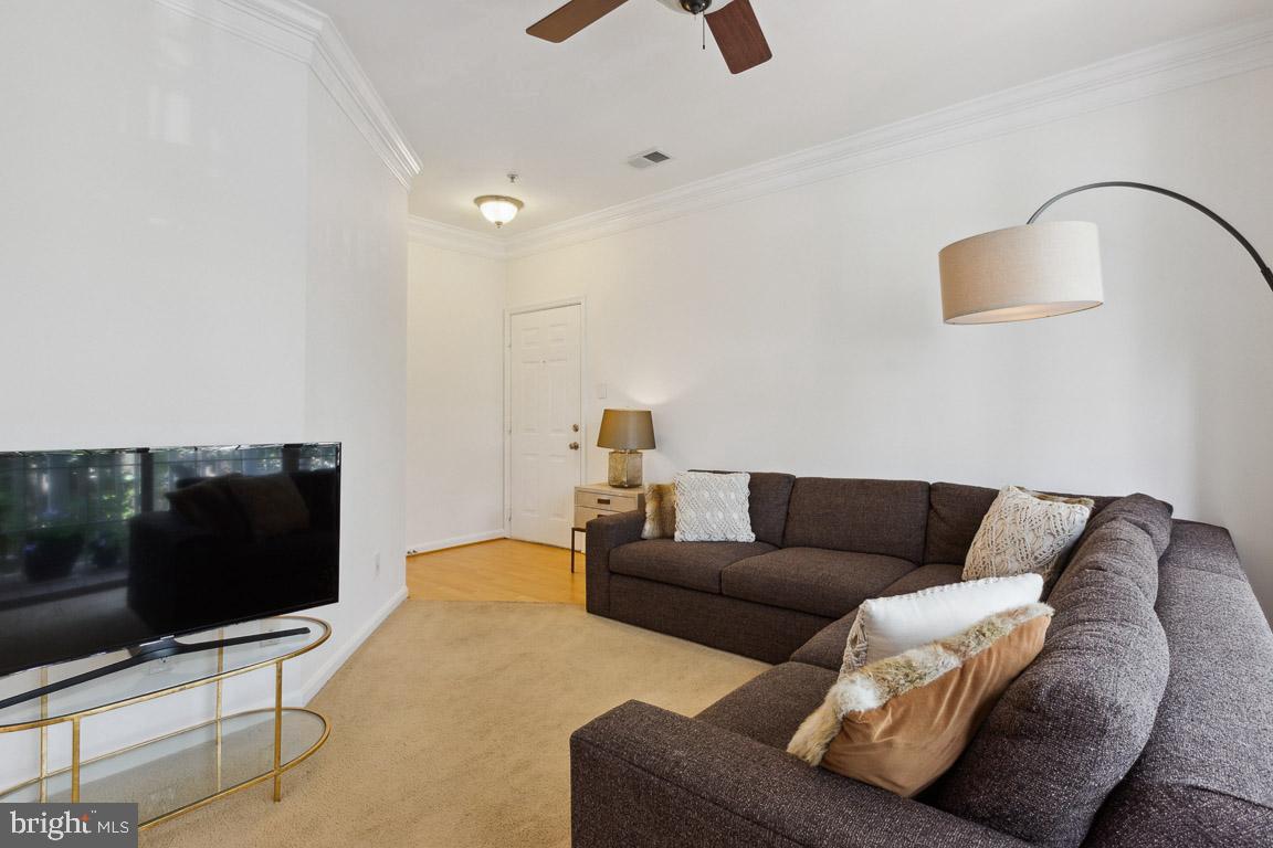 1724 Kingsgate COURT Unit: 301