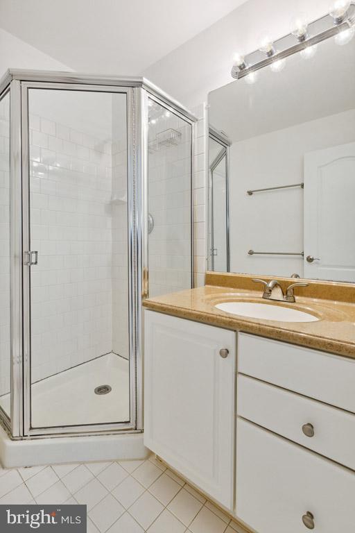 1724 Kingsgate COURT Unit: 301