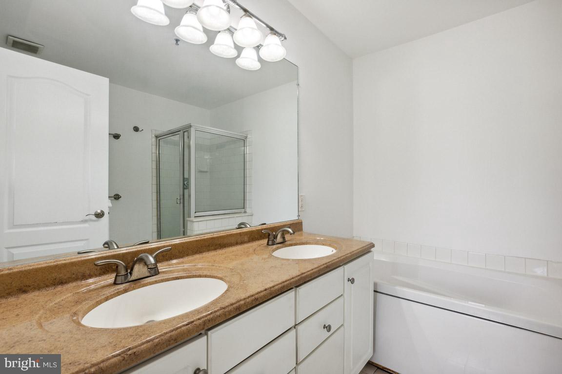 1724 Kingsgate COURT Unit: 301