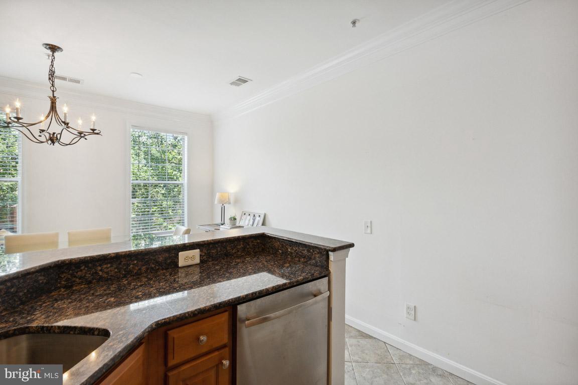 1724 Kingsgate COURT Unit: 301