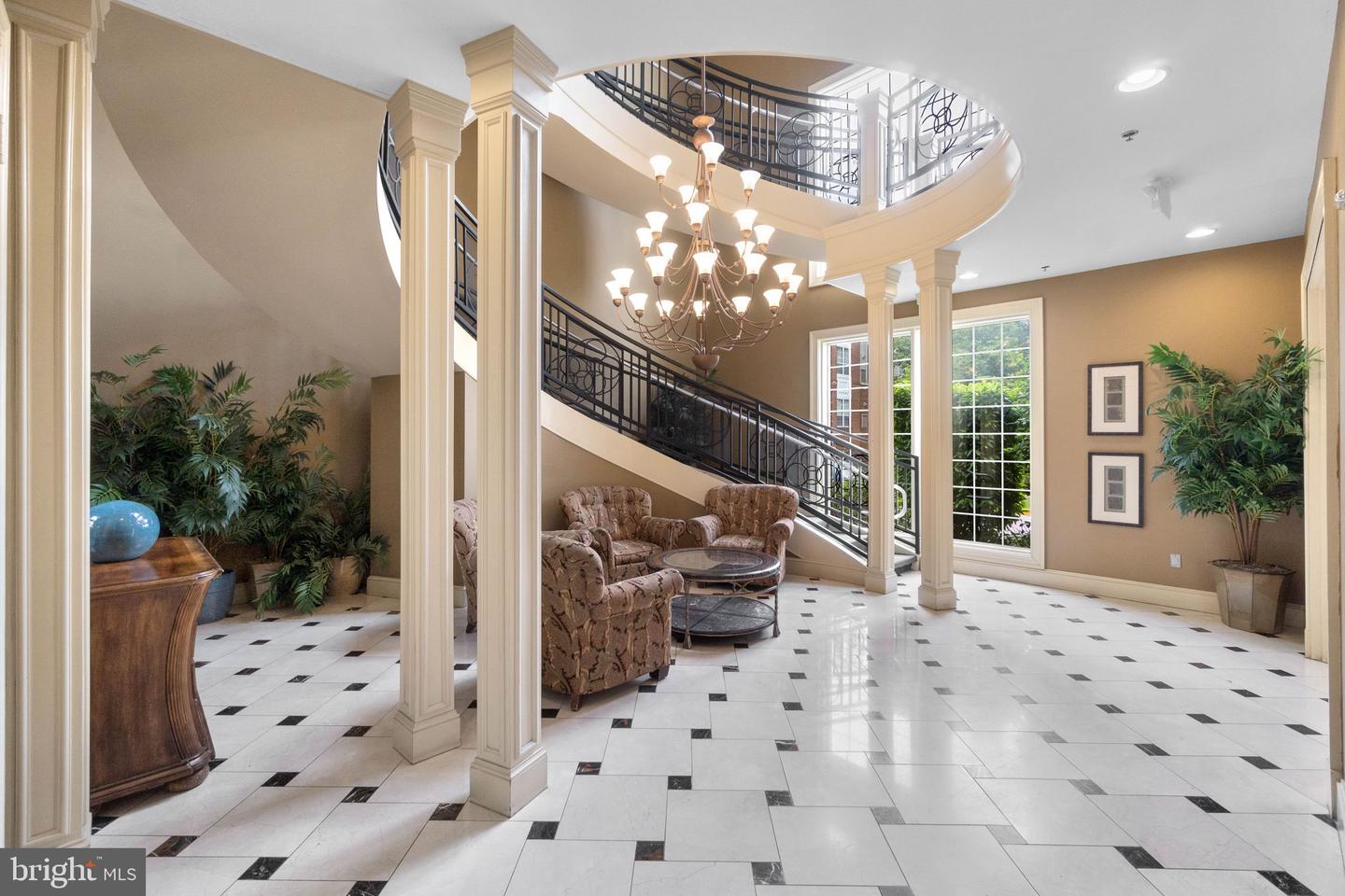 4852 Eisenhower AVENUE Unit: 334