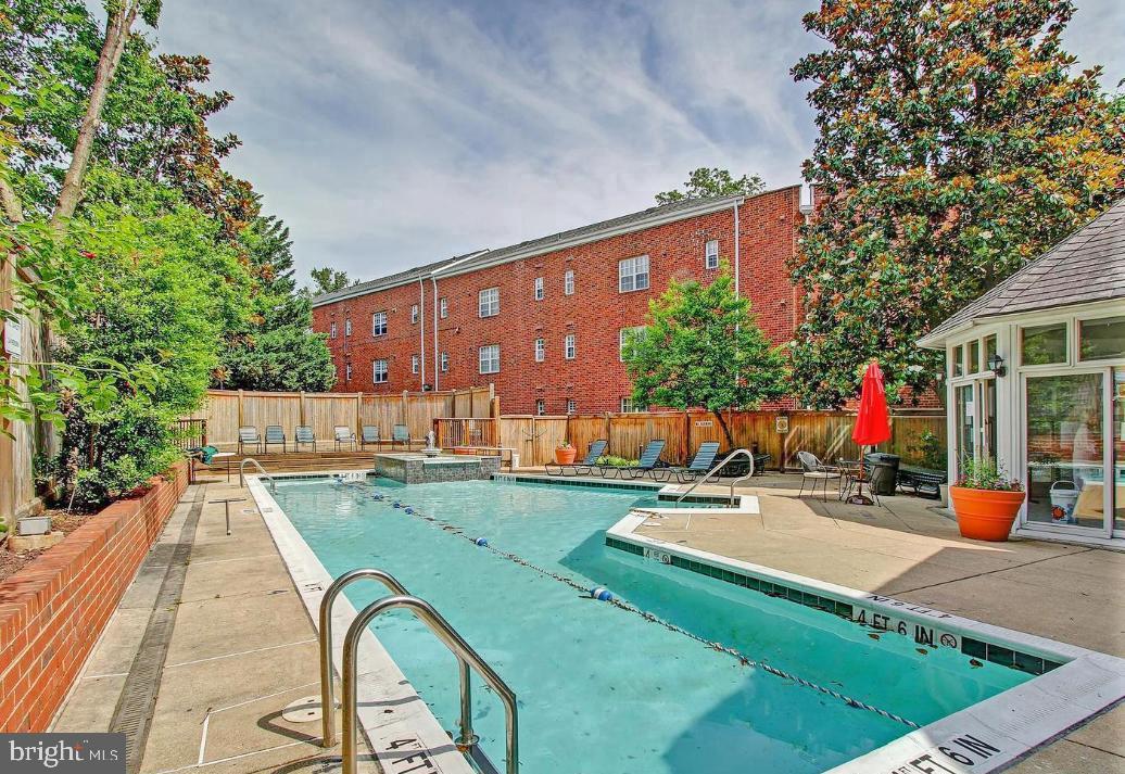 1630 W Abingdon DRIVE Unit: 101