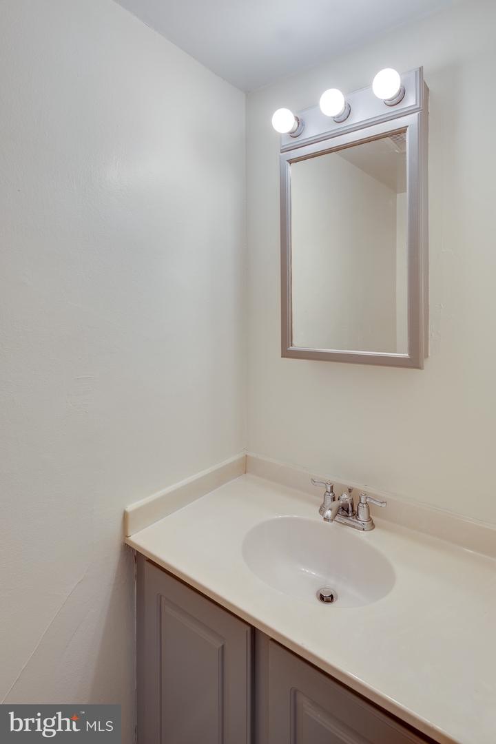 1630 W Abingdon DRIVE Unit: 101