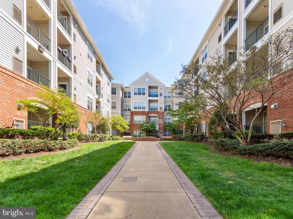 4862 Eisenhower AVENUE Unit: 359