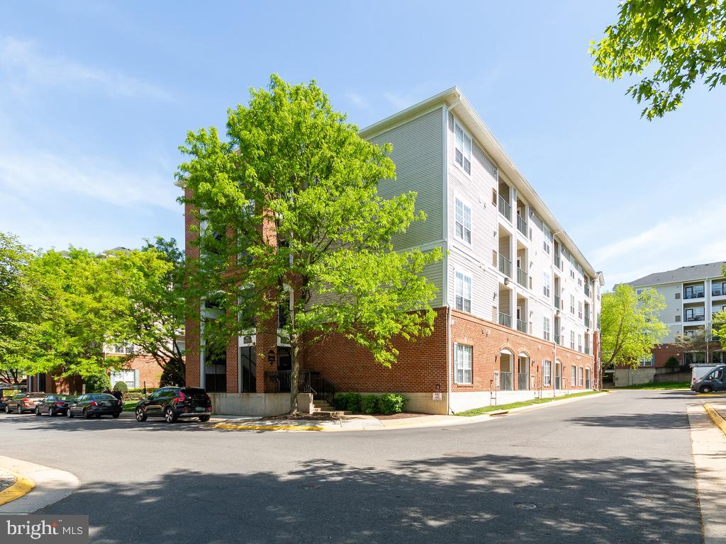 4862 Eisenhower AVENUE Unit: 359