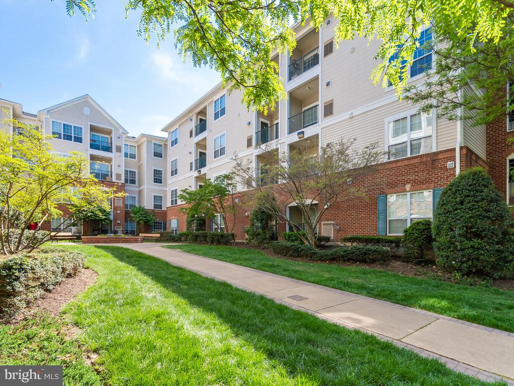 4862 Eisenhower AVENUE Unit: 359