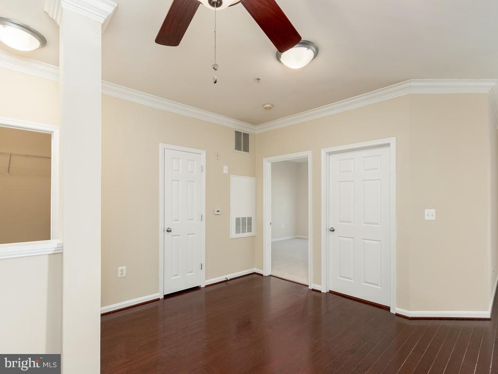4862 Eisenhower AVENUE Unit: 359