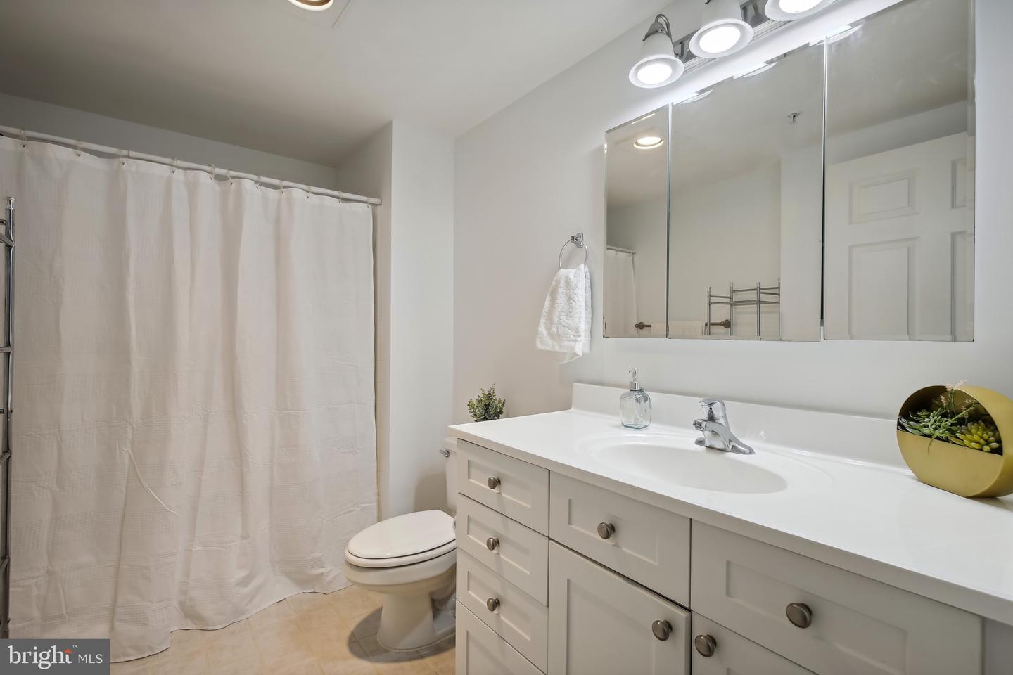 3101 N Hampton DRIVE Unit: 915