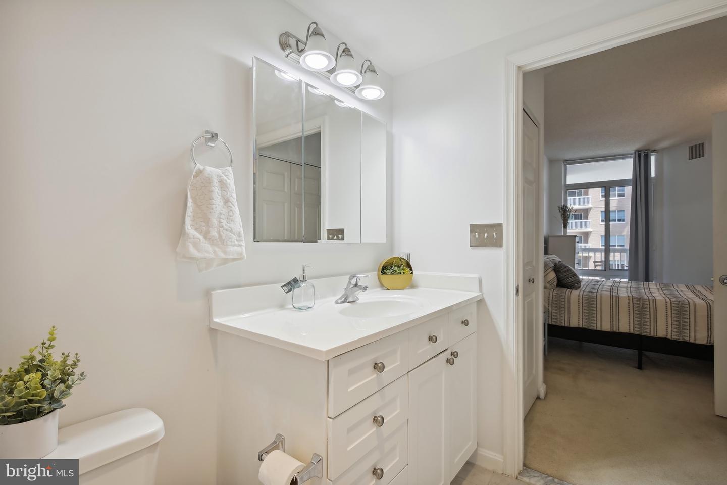 3101 N Hampton DRIVE Unit: 915