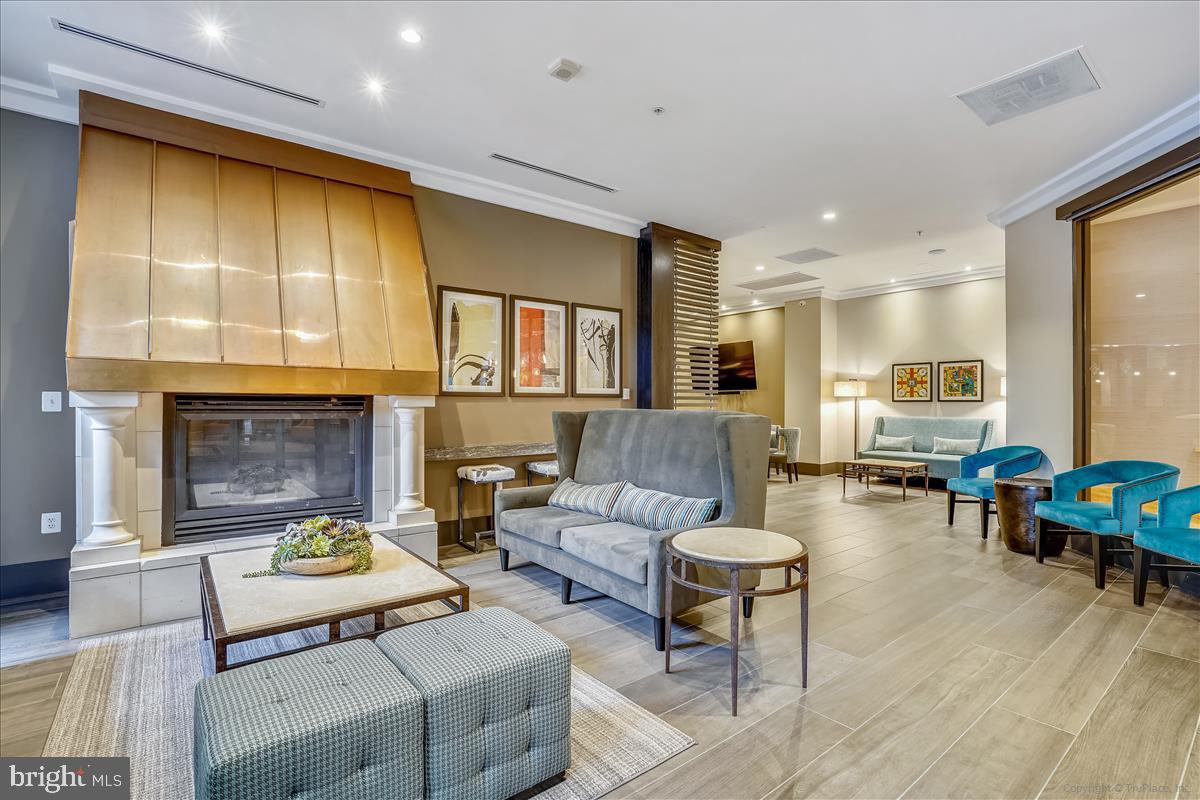 3101 N Hampton DRIVE Unit: 915