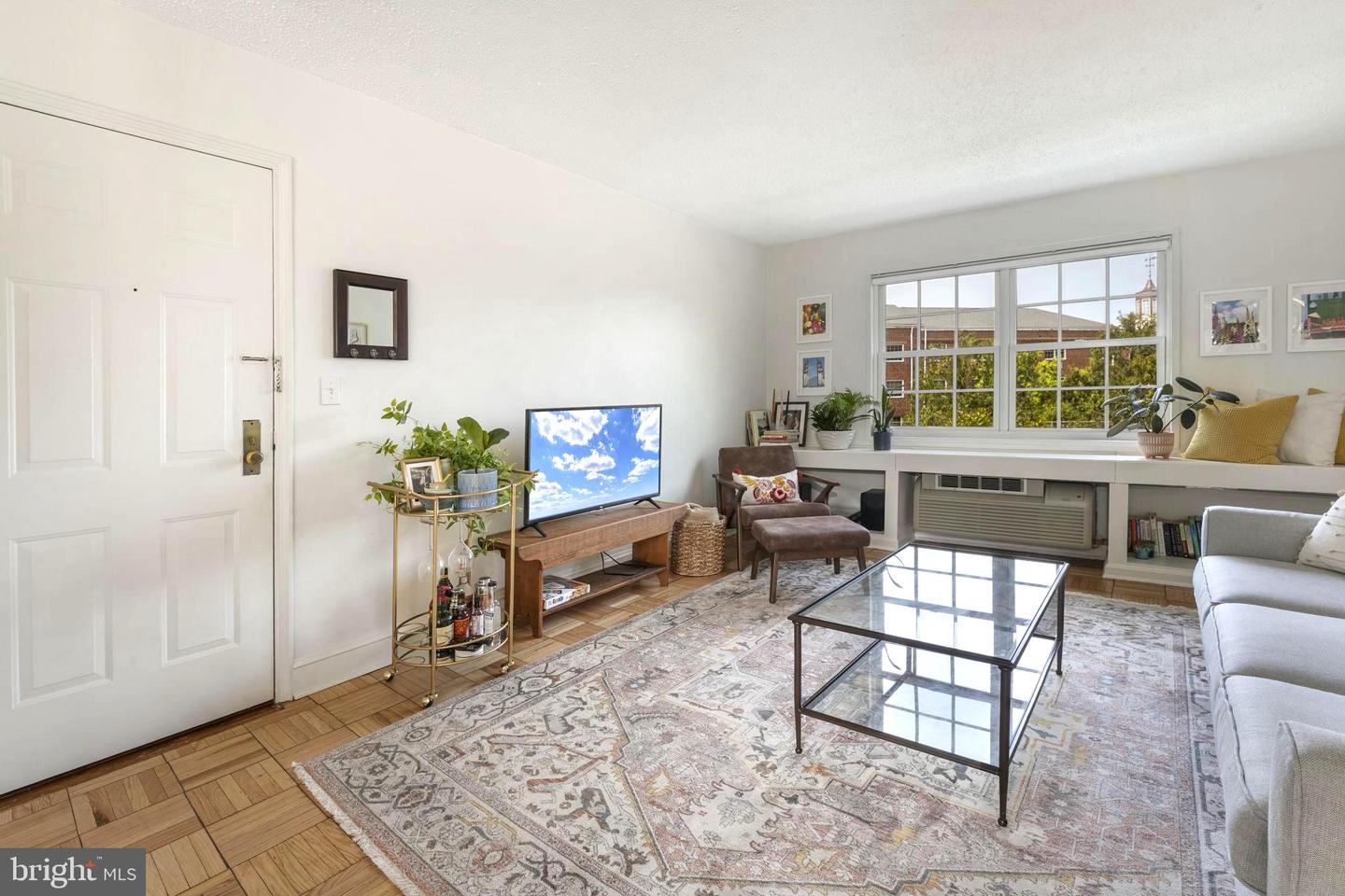 1624 W Abingdon DRIVE Unit: 201