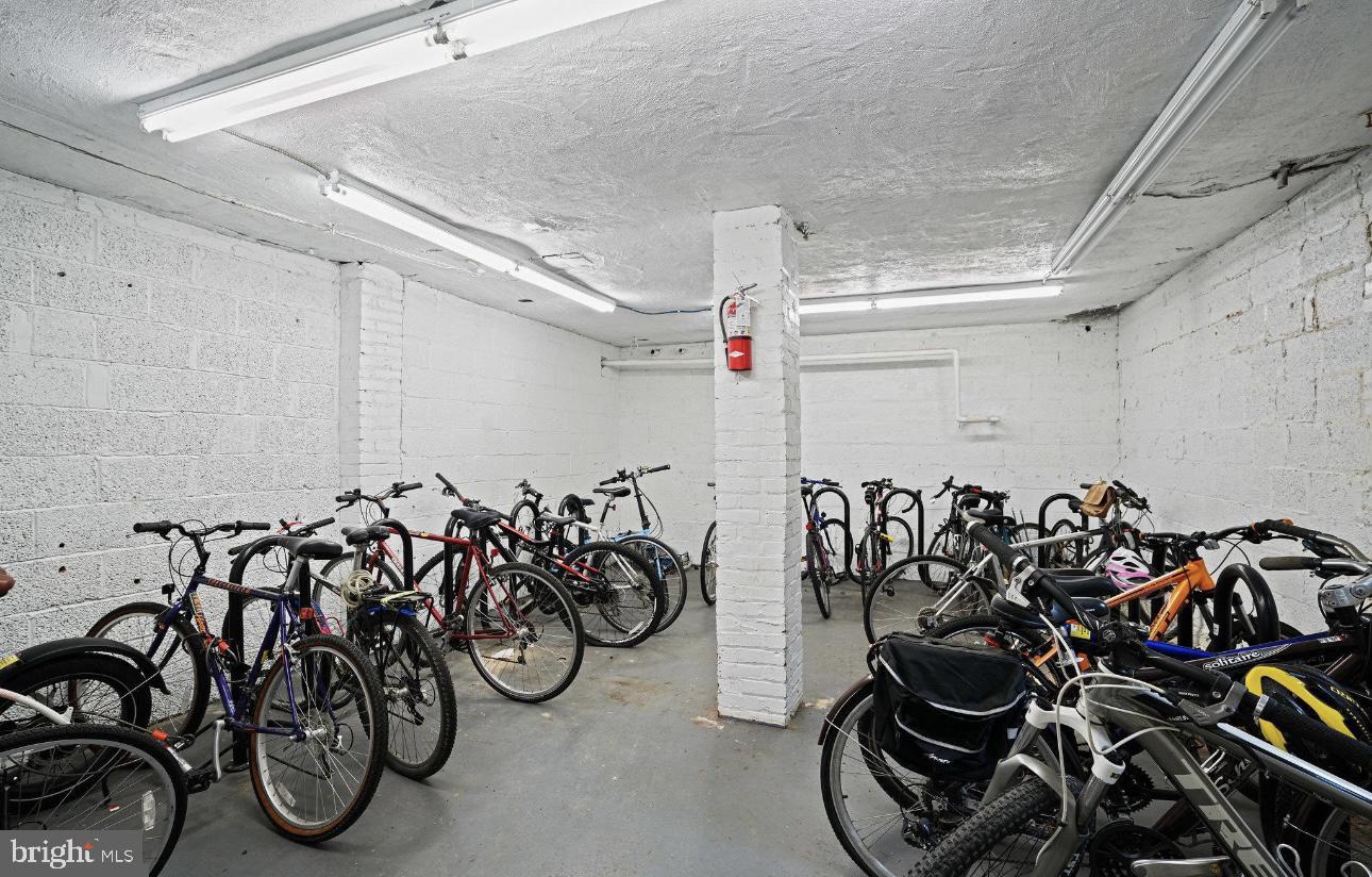 1624 W Abingdon DRIVE Unit: 201