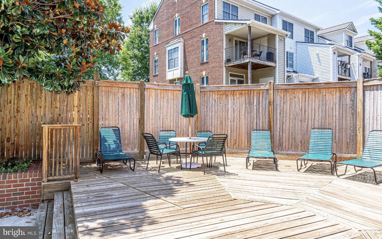 1624 W Abingdon DRIVE Unit: 201