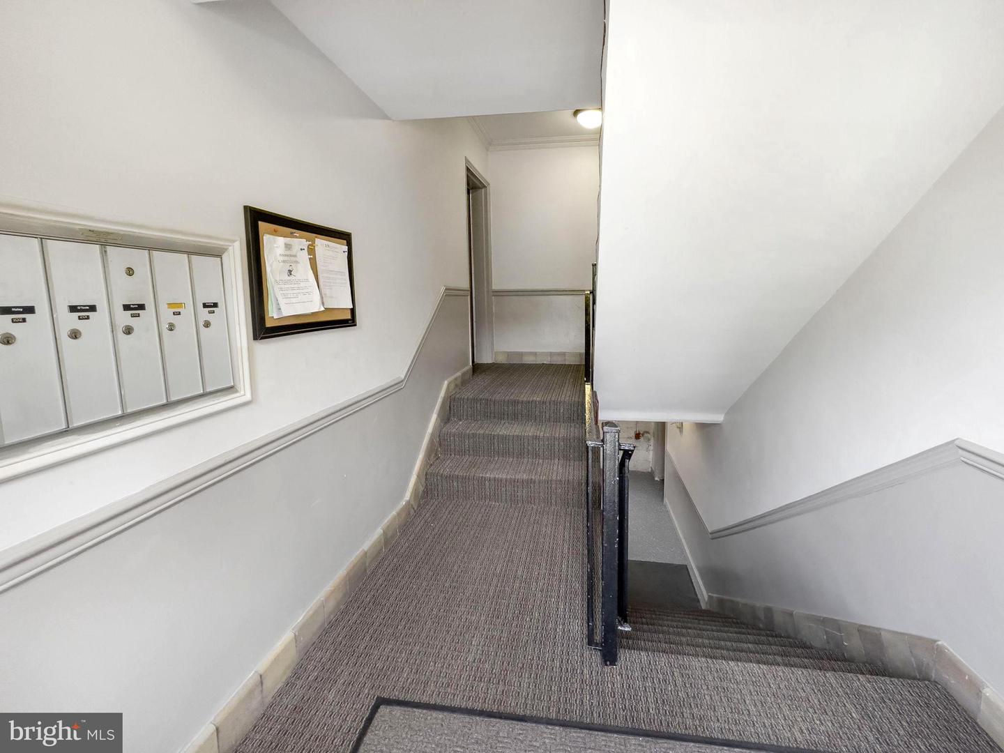1624 W Abingdon DRIVE Unit: 201