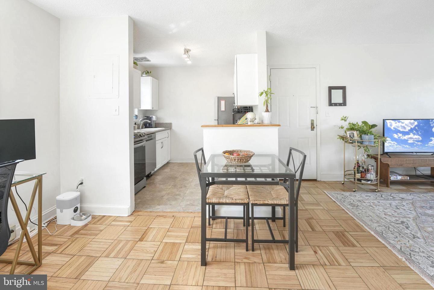 1624 W Abingdon DRIVE Unit: 201