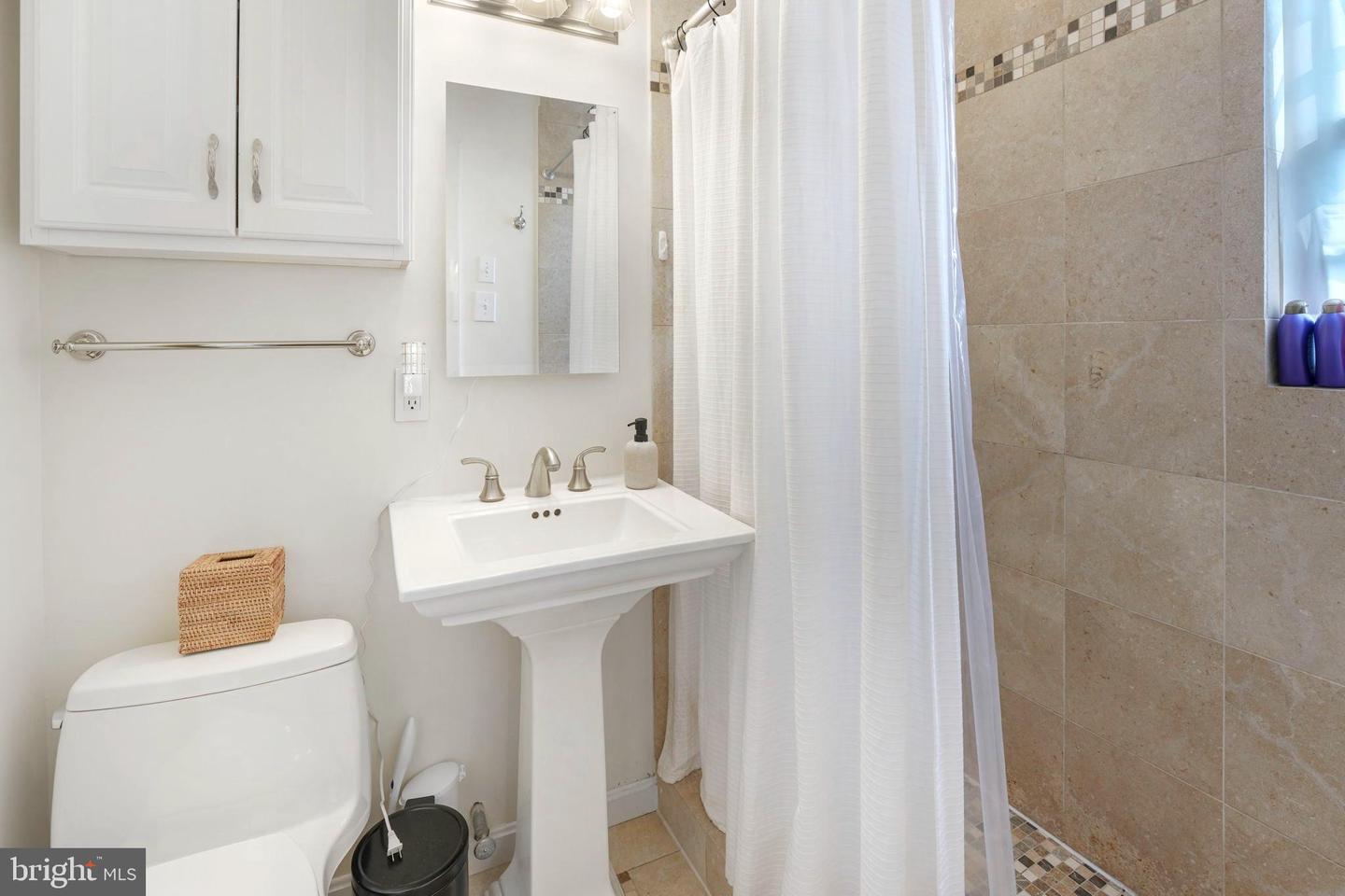 1624 W Abingdon DRIVE Unit: 201