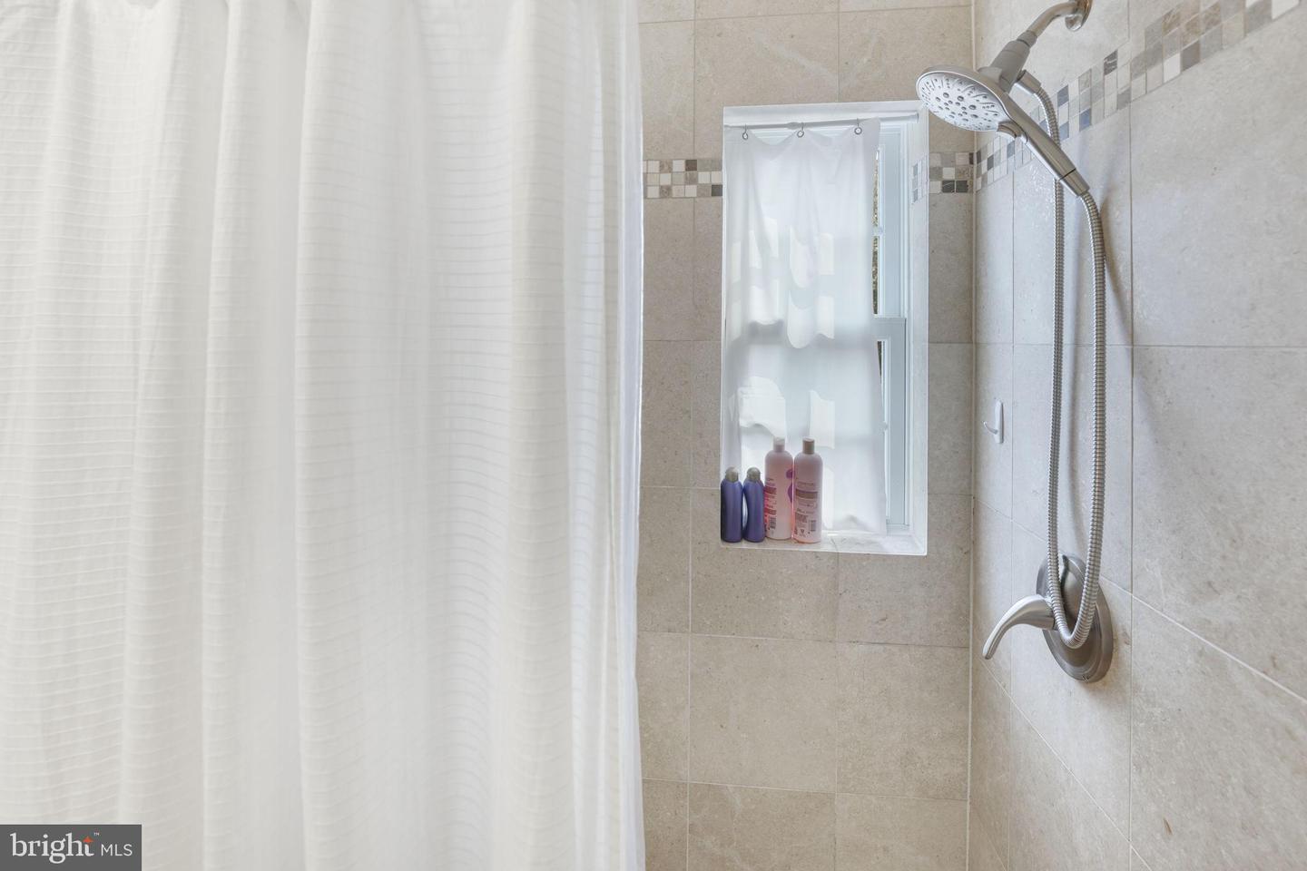 1624 W Abingdon DRIVE Unit: 201