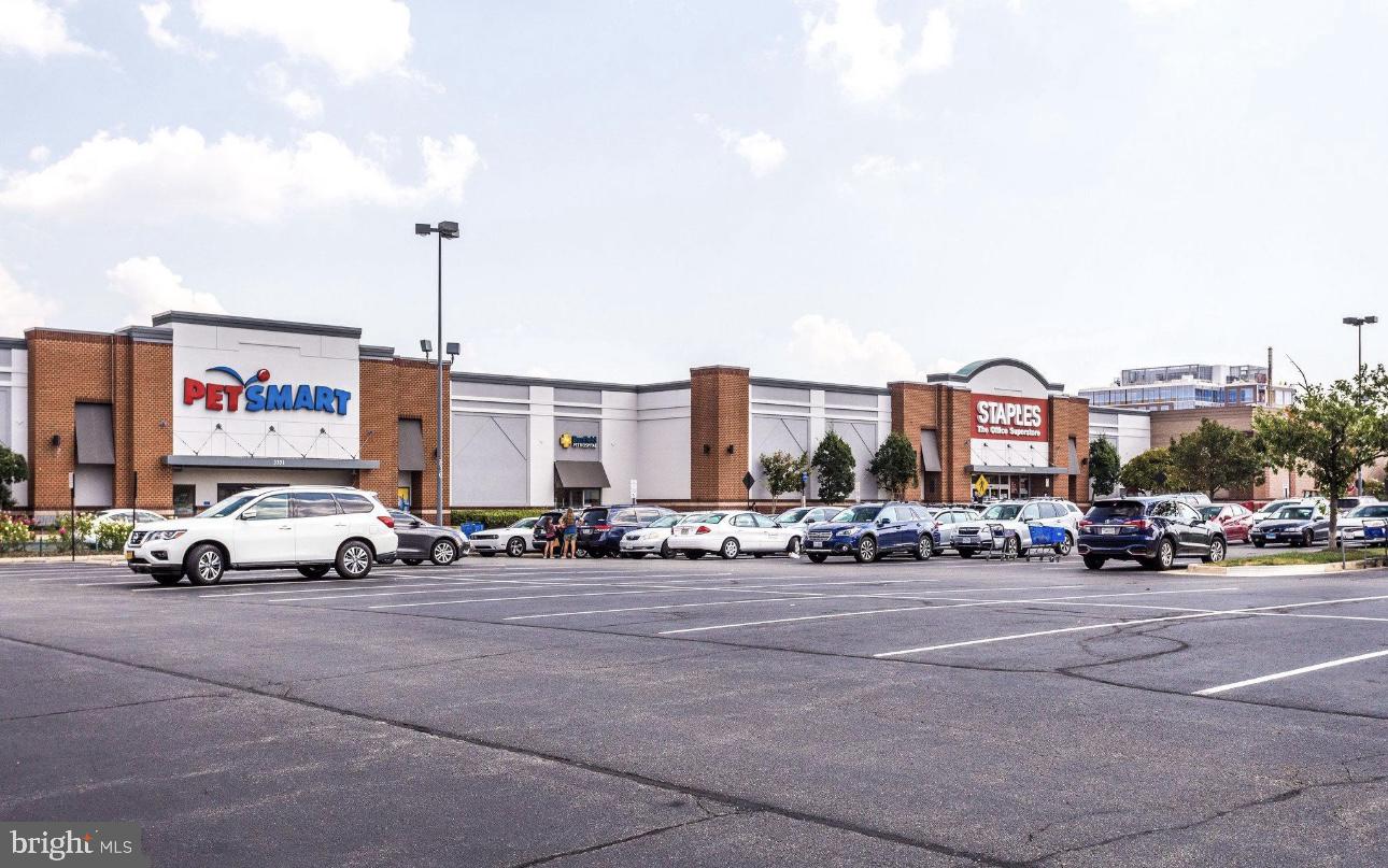 1624 W Abingdon DRIVE Unit: 201