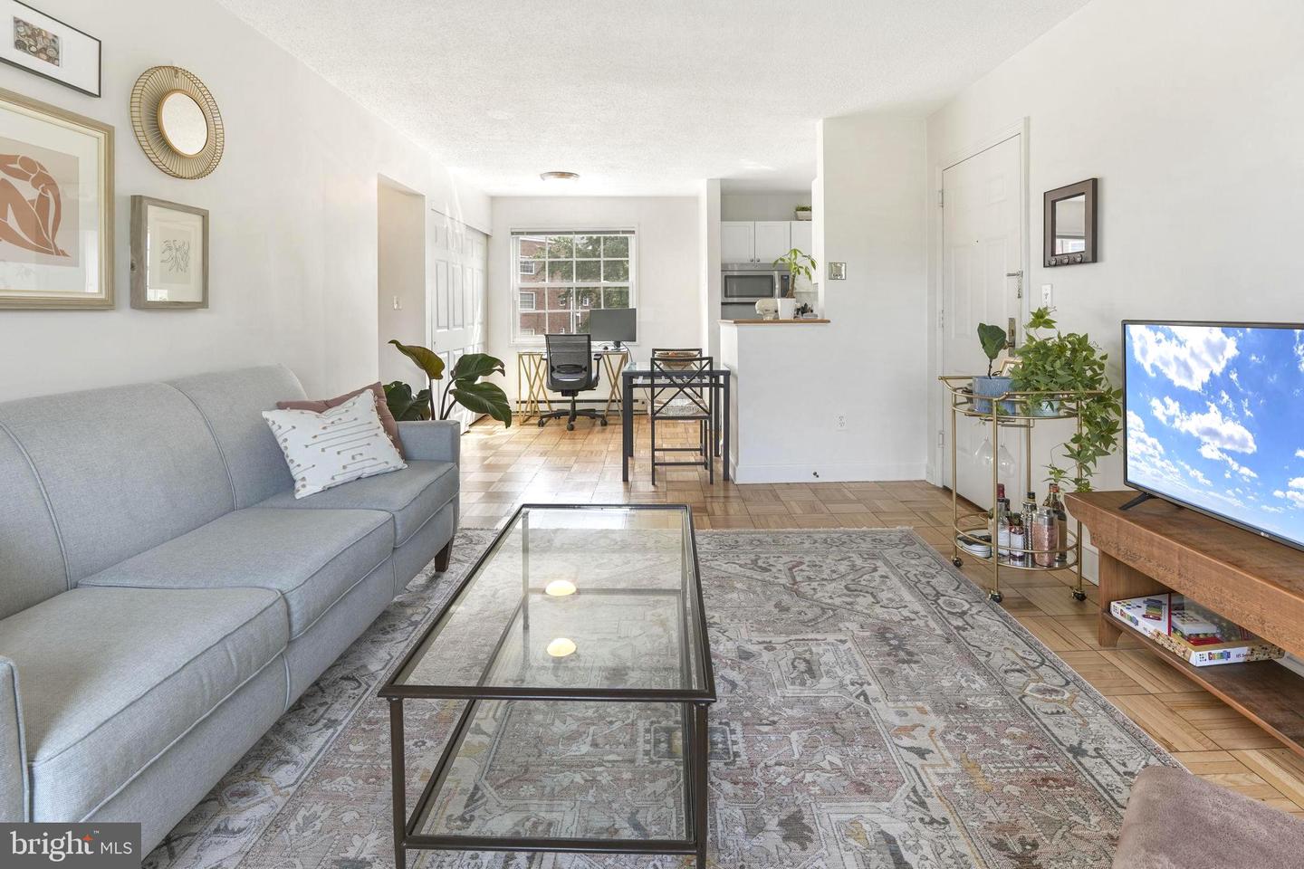 1624 W Abingdon DRIVE Unit: 201