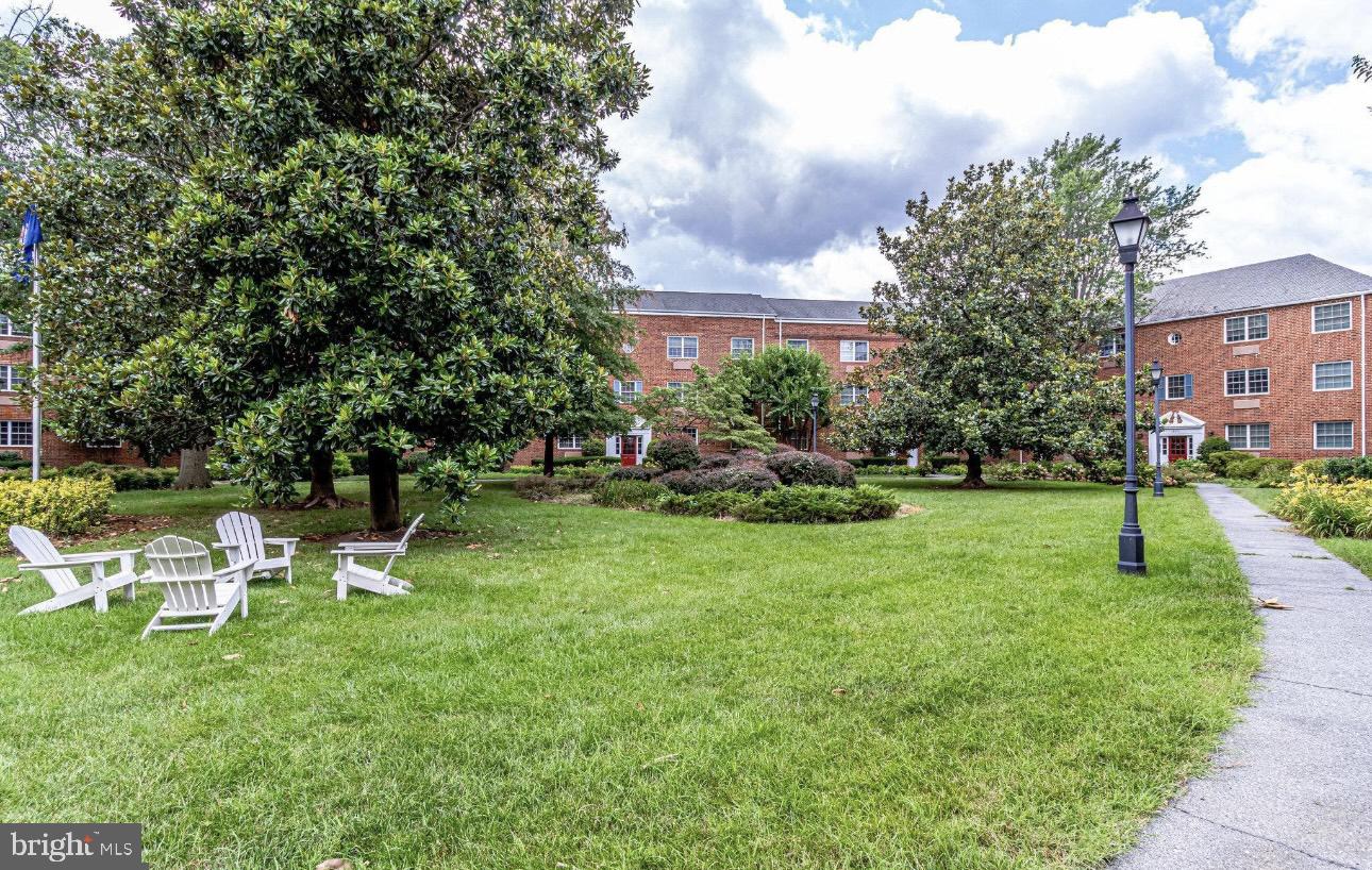 1624 W Abingdon DRIVE Unit: 201