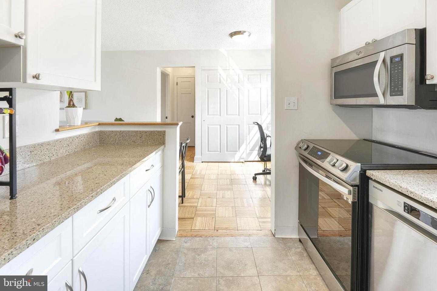 1624 W Abingdon DRIVE Unit: 201