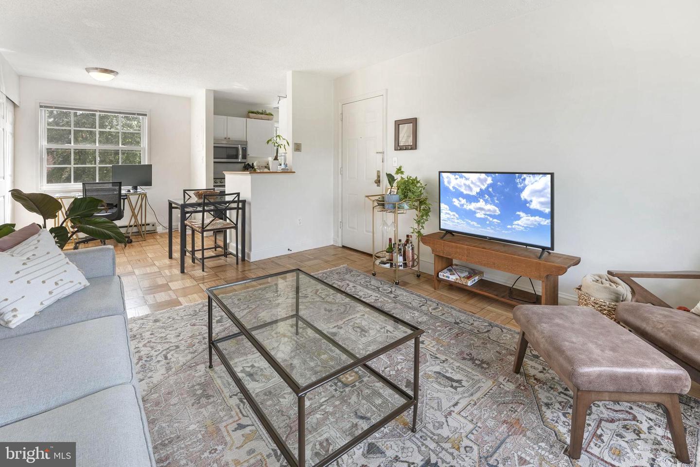 1624 W Abingdon DRIVE Unit: 201