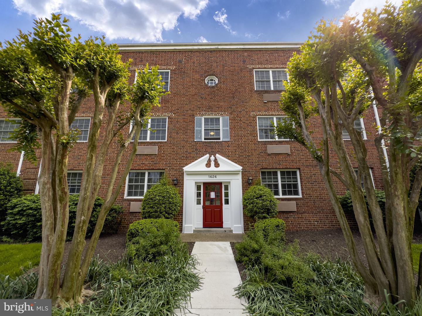 1624 W Abingdon DRIVE Unit: 201