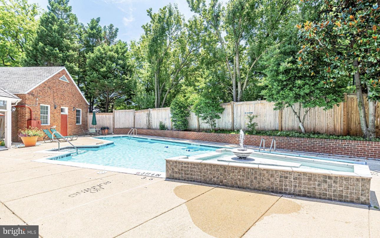 1624 W Abingdon DRIVE Unit: 201