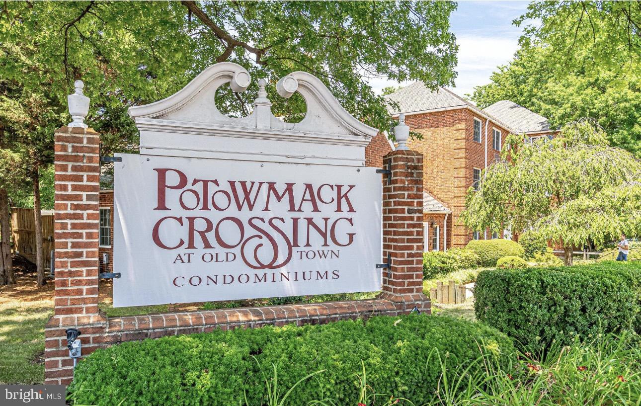 1624 W Abingdon DRIVE Unit: 201