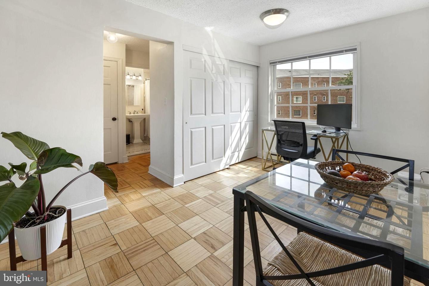 1624 W Abingdon DRIVE Unit: 201