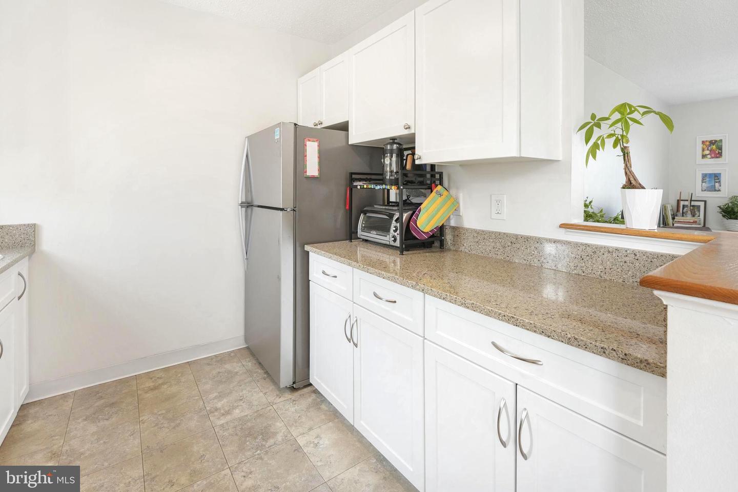 1624 W Abingdon DRIVE Unit: 201