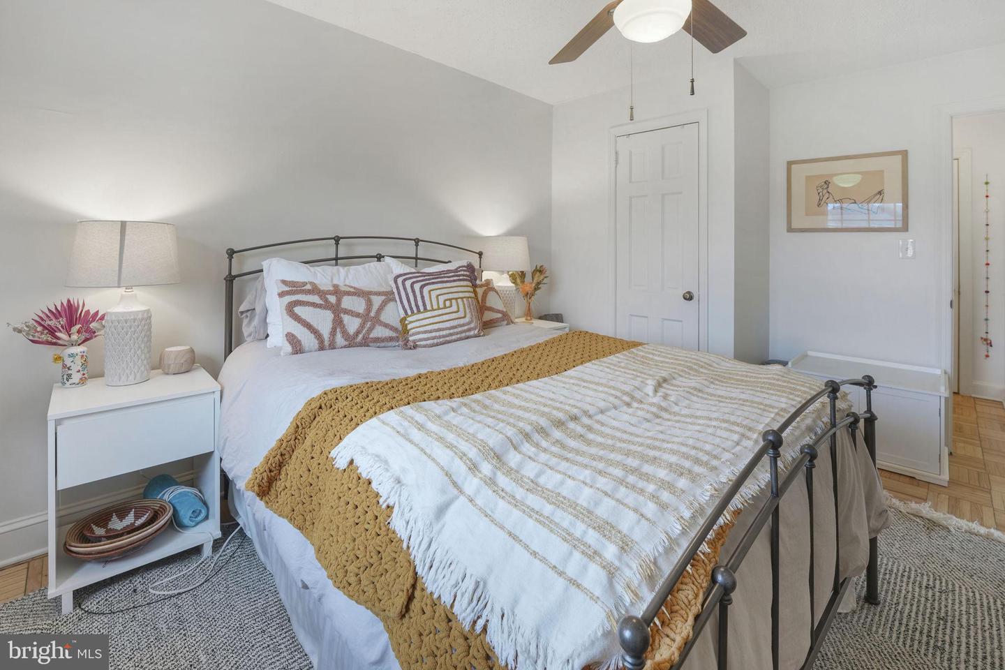 1624 W Abingdon DRIVE Unit: 201