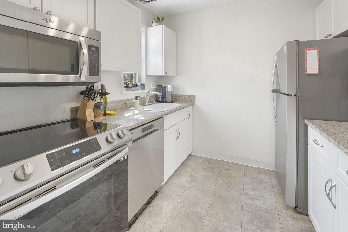 1624 W Abingdon DRIVE Unit: 201