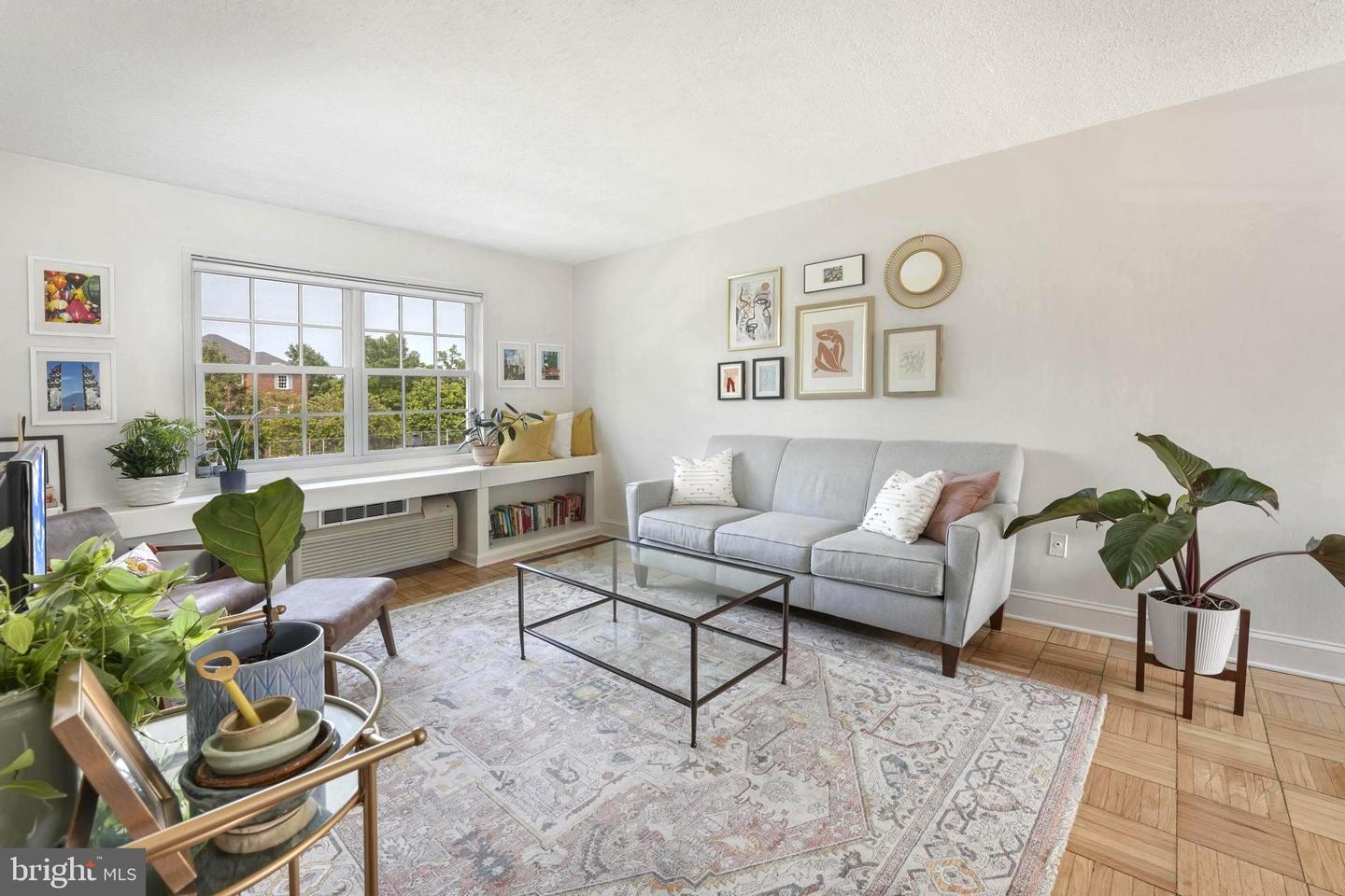1624 W Abingdon DRIVE Unit: 201