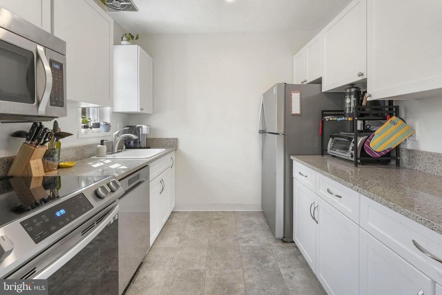 1624 W Abingdon DRIVE Unit: 201