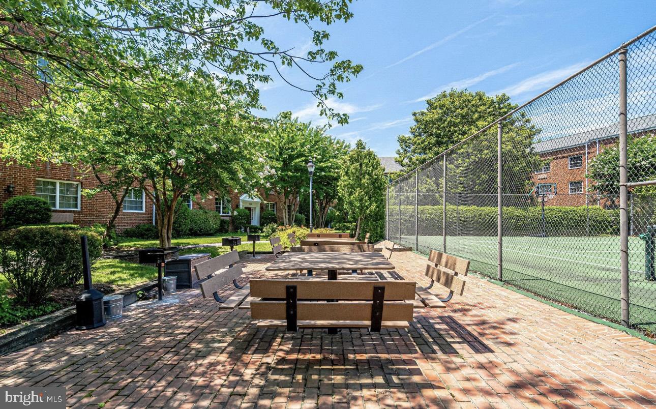 1624 W Abingdon DRIVE Unit: 201