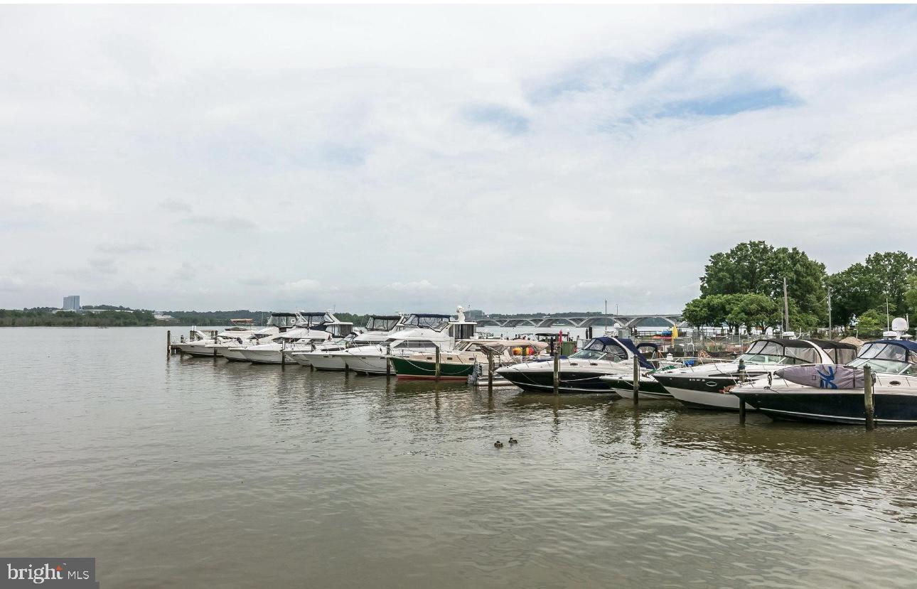 1624 W Abingdon DRIVE Unit: 201