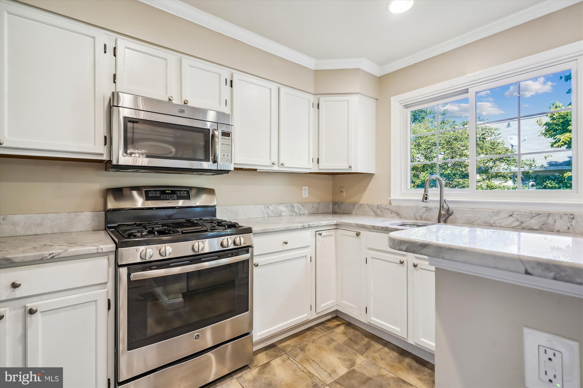1258 Quaker Hill DRIVE