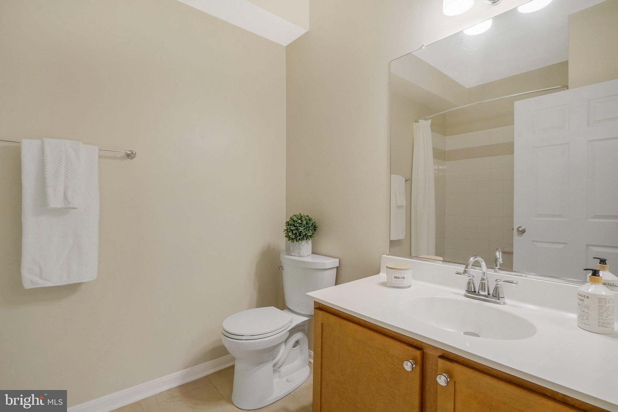 4870 Eisenhower AVENUE Unit: 205