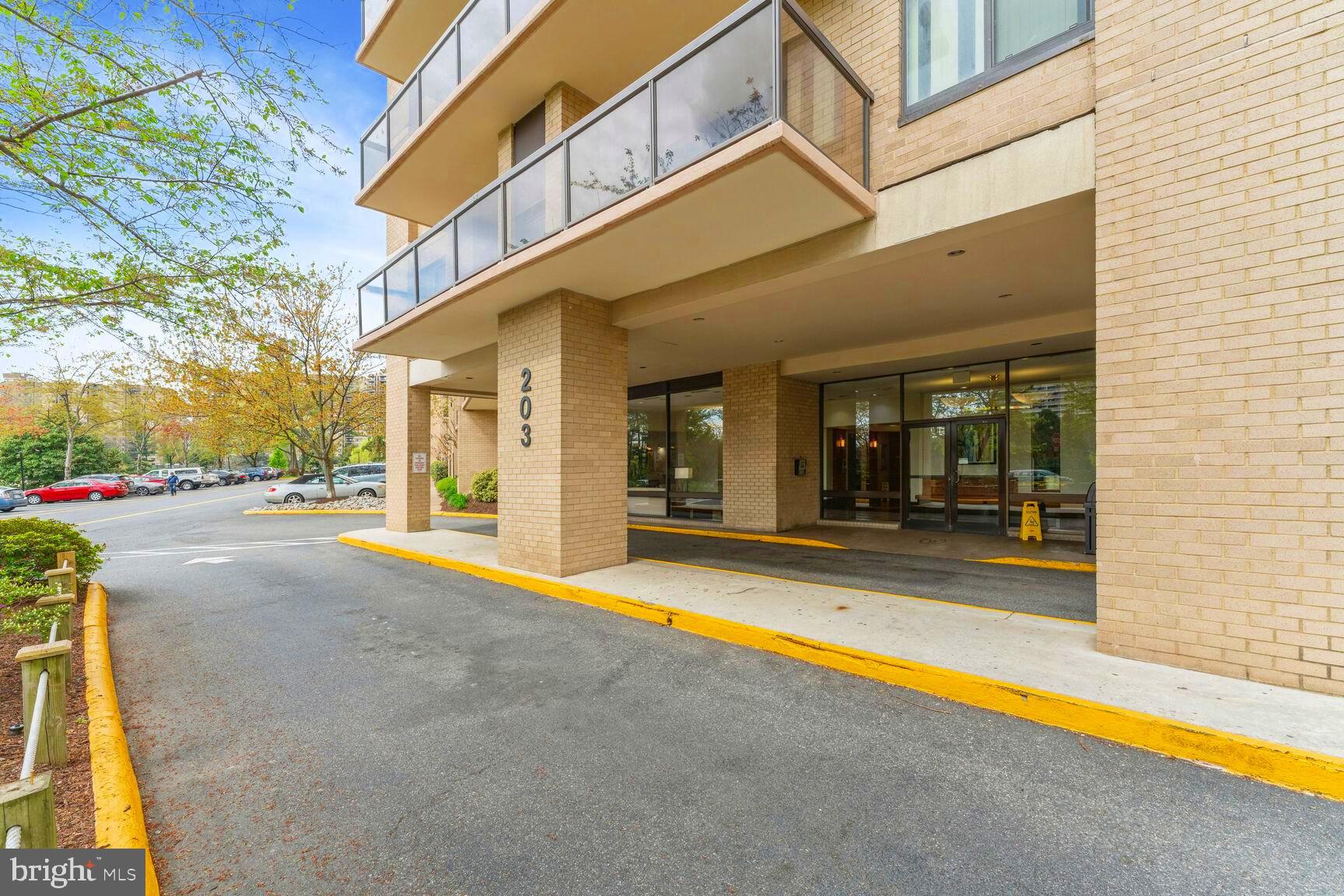 203 Yoakum Pkwy #805